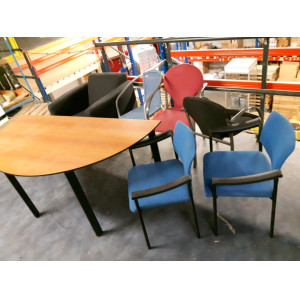 Half ronde tafel met 6 verschillende stoelen