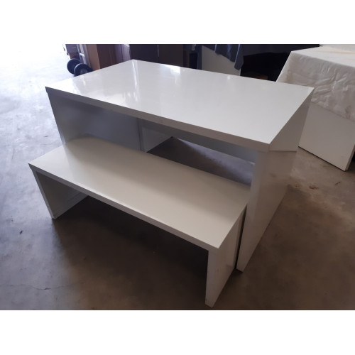Degelijke tafel met 2 bankjes hoogglans wit, Esprit