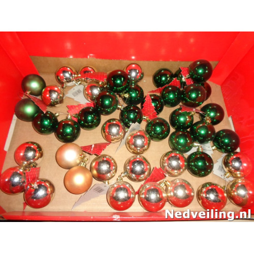 ruim 40 plastic kerstballen groen en goud