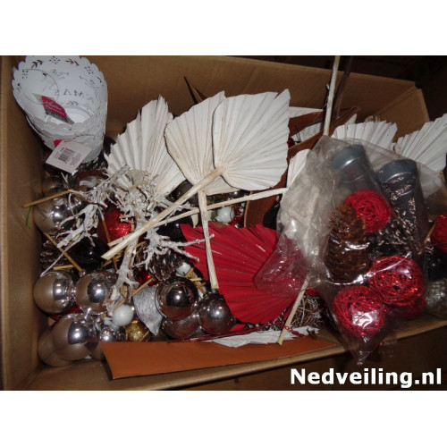 Volle doos met decoratie voor kerststukjes 
