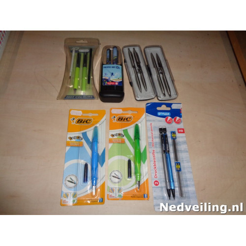 7 verpakkingen met pennen in doosje
