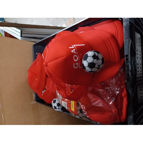 Voetbal cap rood met bal 30 stuks   Krat