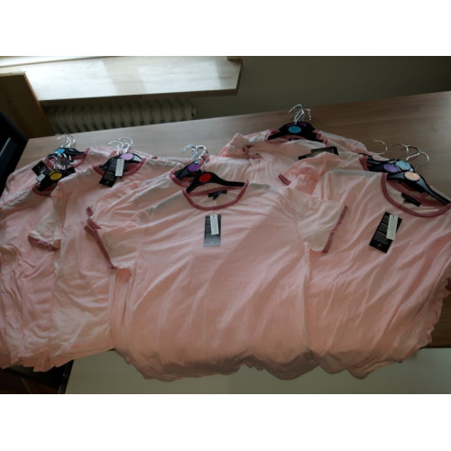 Partij mooie roze T-Shirt, diverse maten van mt 34 t/m 48, 30 stuks