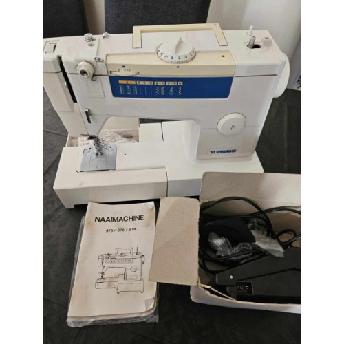 1 x Vendomatic naaimachine met voetpedaal en beschrijving.